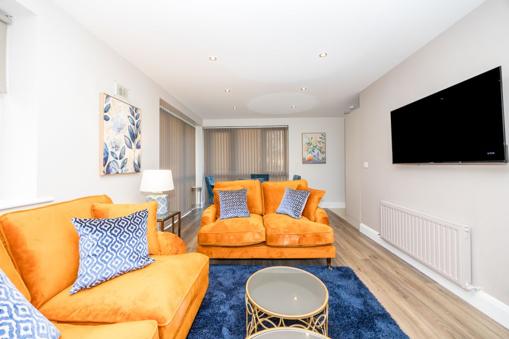 Sitting room, Stylish And Modern 2 Bedroom Apt