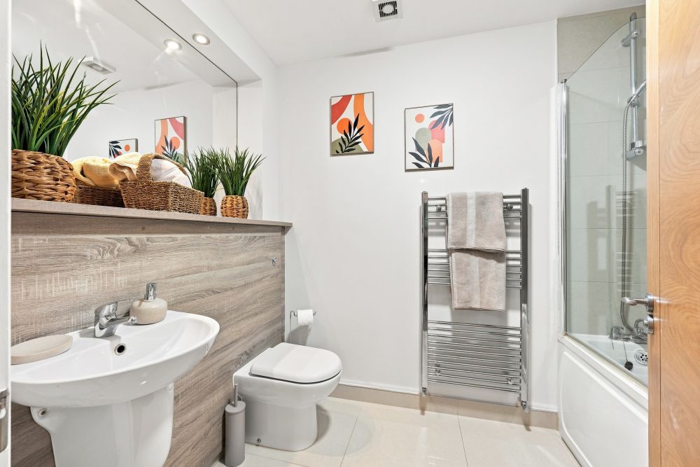 Main bathroom, Newly Decorated 2 Bed Apartment In Ashbourne