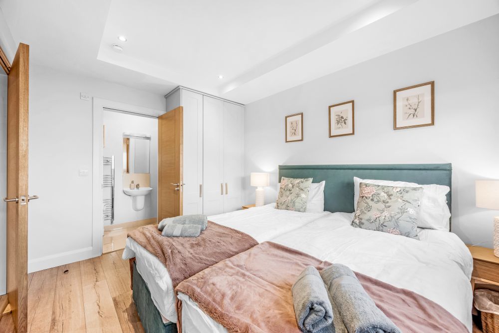 Bedroom 1, Lovely 2 Bedroom Apartment In Ashbourne