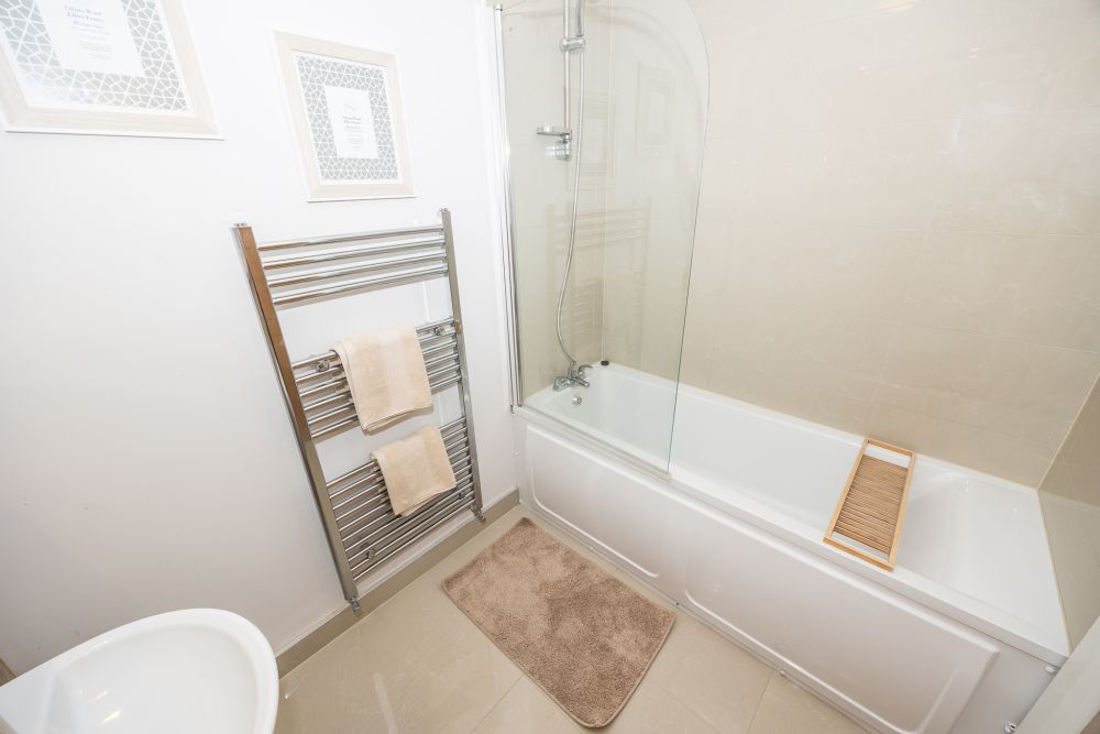 Main bathroom, Elegant Two Bedroom Apartment On Ground Floor
