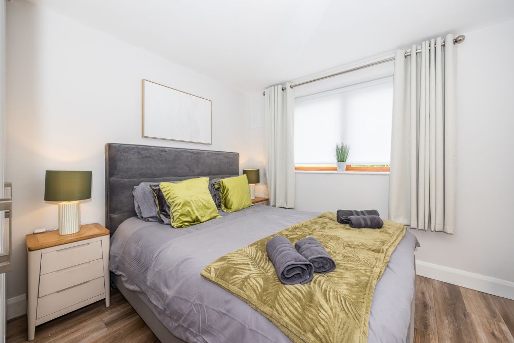 Main bedroom, Elegant Two Bedroom Apartment On Ground Floor
