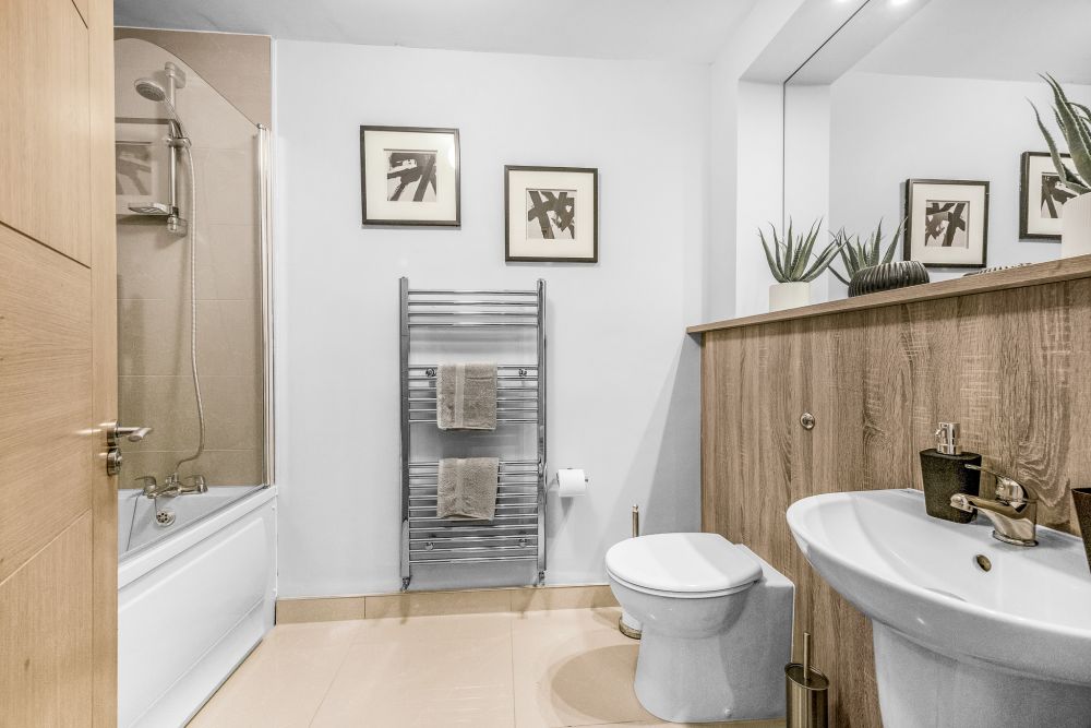 Main bathroom, Cosy 2 Bedroom Apartment On Ground Floor